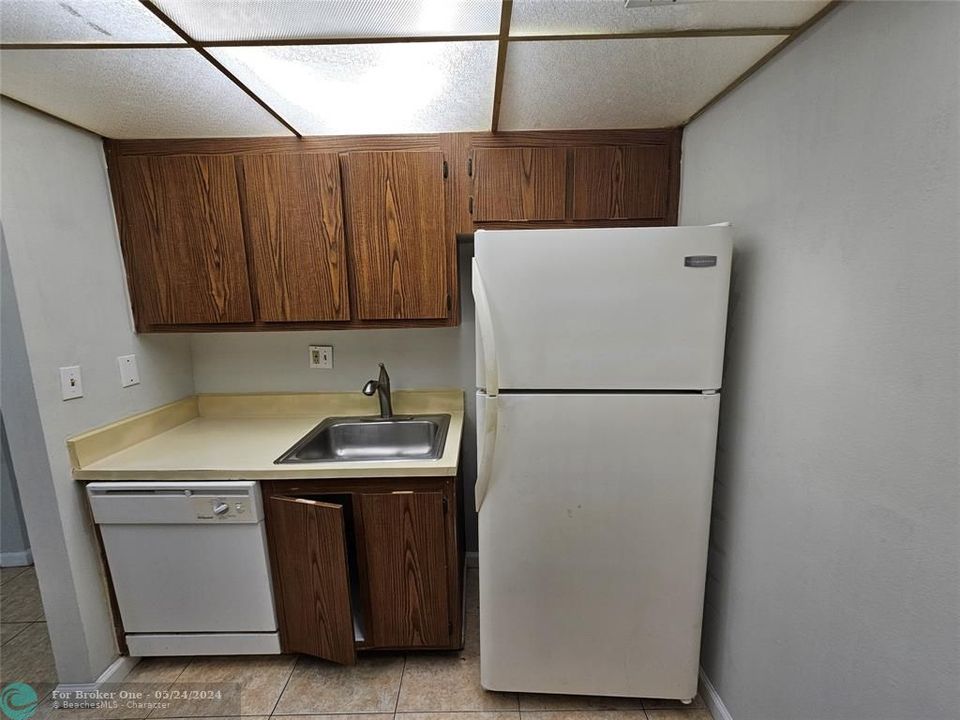 Active With Contract: $1,500 (1 beds, 1 baths, 720 Square Feet)