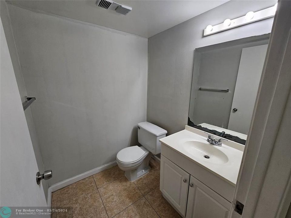 合同活跃: $1,500 (1 贝兹, 1 浴室, 720 平方英尺)
