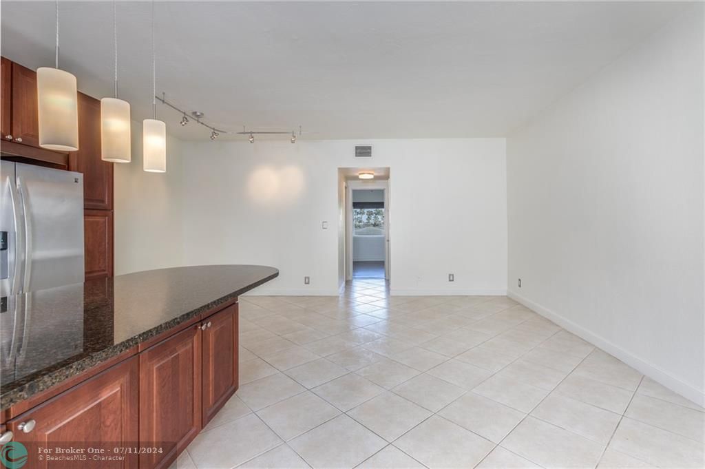 For Rent: $2,250 (1 beds, 1 baths, 747 Square Feet)