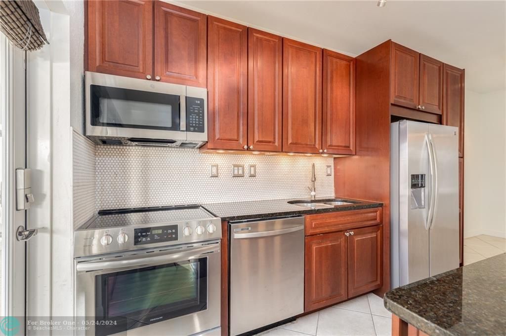For Rent: $2,250 (1 beds, 1 baths, 747 Square Feet)