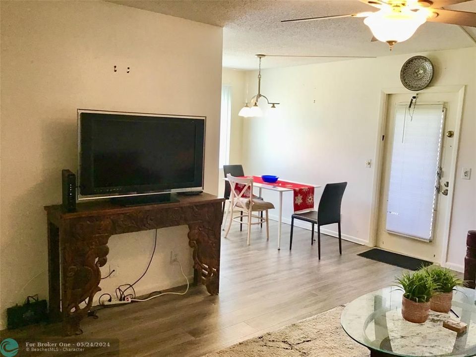For Rent: $1,800 (2 beds, 1 baths, 840 Square Feet)
