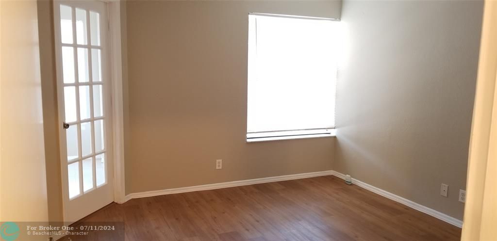Active With Contract: $1,900 (1 beds, 1 baths, 805 Square Feet)