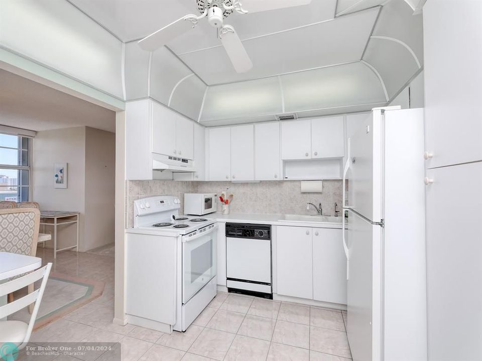 For Sale: $550,000 (2 beds, 2 baths, 1920 Square Feet)