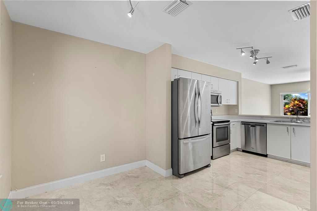 Active With Contract: $3,299 (3 beds, 2 baths, 1648 Square Feet)