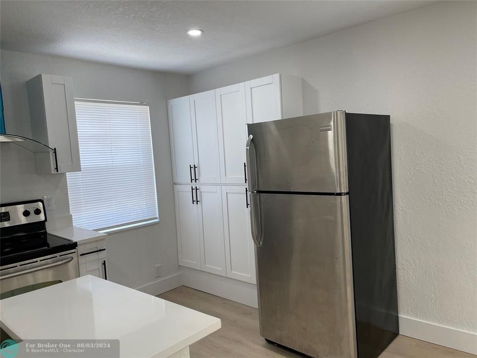 For Sale: $2,125 (2 beds, 1 baths, 725 Square Feet)