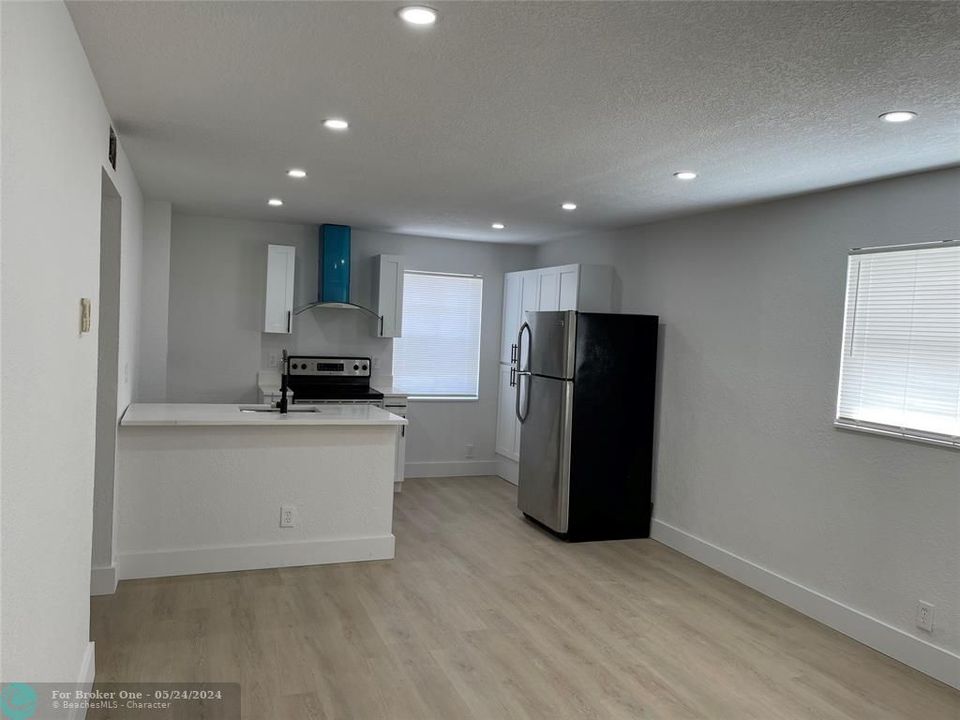 For Sale: $2,125 (2 beds, 1 baths, 725 Square Feet)