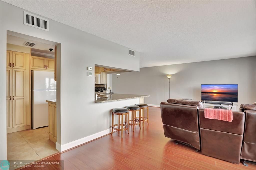For Sale: $509,900 (1 beds, 1 baths, 1021 Square Feet)