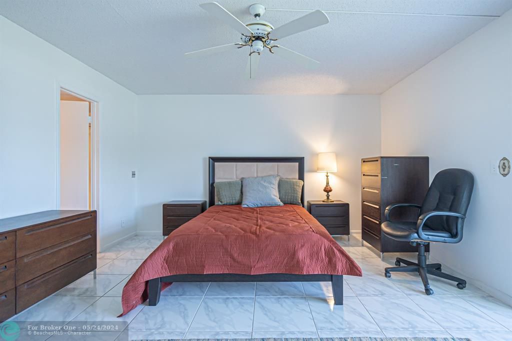 Active With Contract: $135,500 (1 beds, 1 baths, 753 Square Feet)