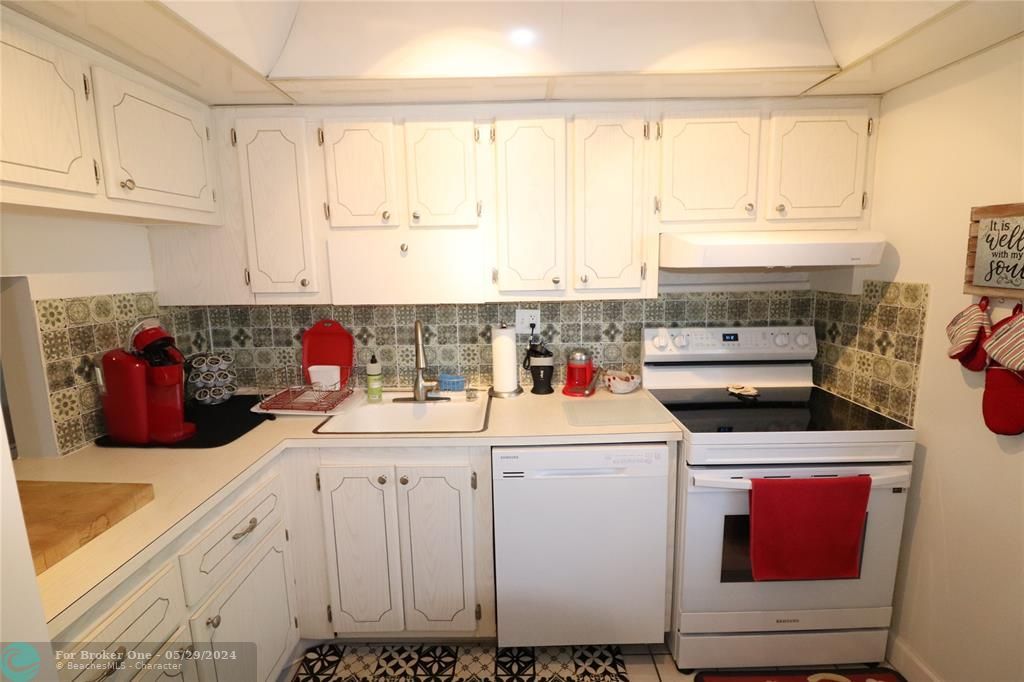 Active With Contract: $99,900 (2 beds, 2 baths, 920 Square Feet)