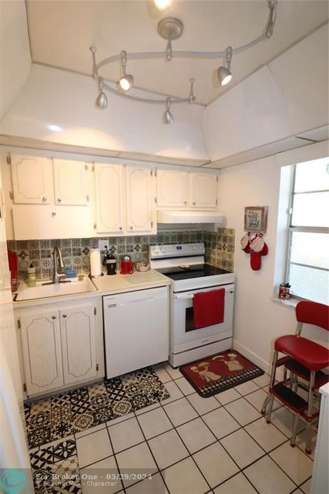 Active With Contract: $99,900 (2 beds, 2 baths, 920 Square Feet)