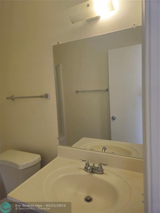 Active With Contract: $1,700 (2 beds, 1 baths, 609 Square Feet)