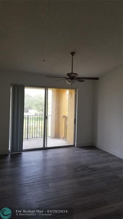 Active With Contract: $1,950 (1 beds, 1 baths, 730 Square Feet)