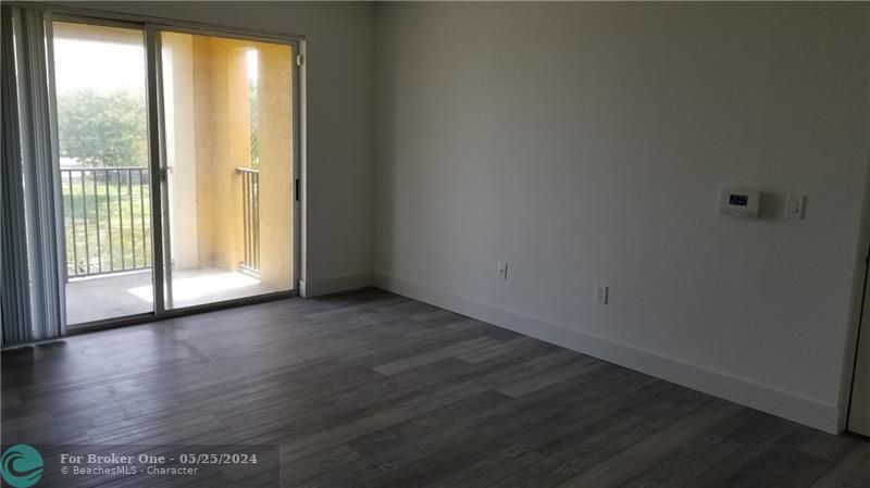 Active With Contract: $1,950 (1 beds, 1 baths, 730 Square Feet)