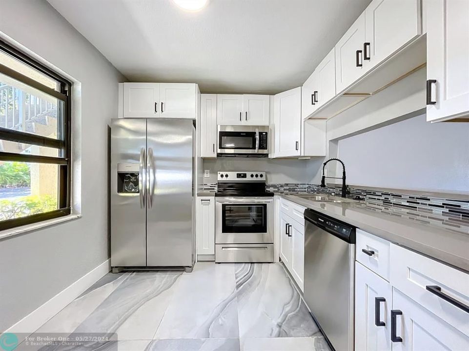 For Sale: $284,999 (2 beds, 2 baths, 815 Square Feet)