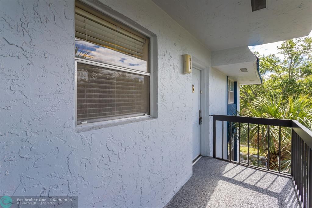 Active With Contract: $129,900 (2 beds, 2 baths, 958 Square Feet)