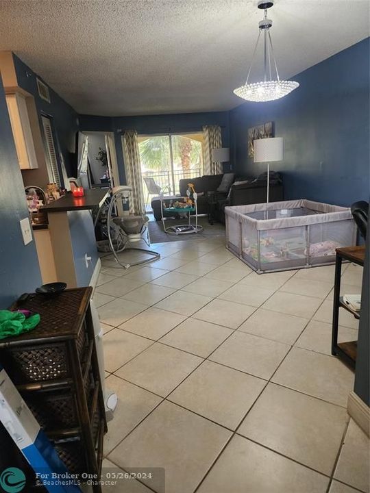 Active With Contract: $2,250 (2 beds, 2 baths, 1000 Square Feet)