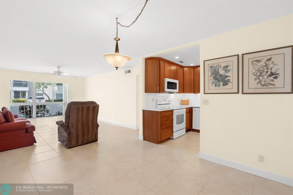 Active With Contract: $425,000 (2 beds, 2 baths, 1250 Square Feet)