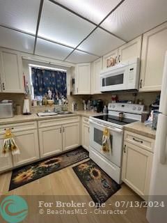 For Sale: $235,000 (2 beds, 2 baths, 990 Square Feet)