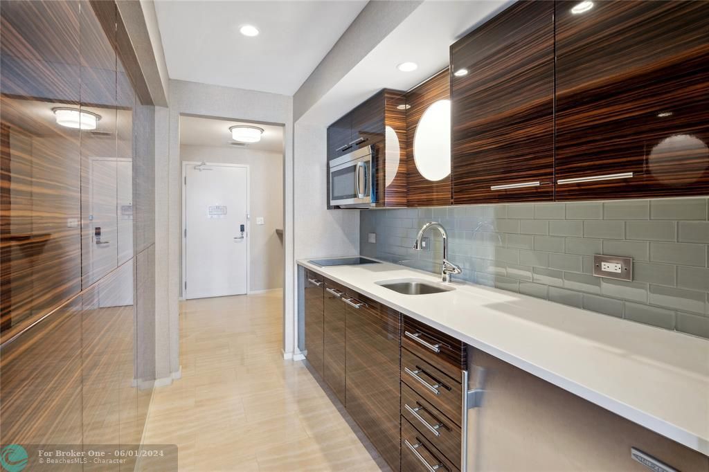 For Sale: $480,000 (1 beds, 1 baths, 579 Square Feet)