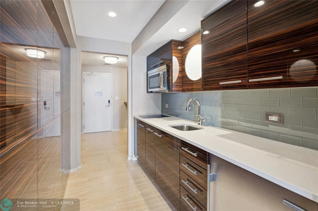 Active With Contract: $480,000 (1 beds, 1 baths, 579 Square Feet)