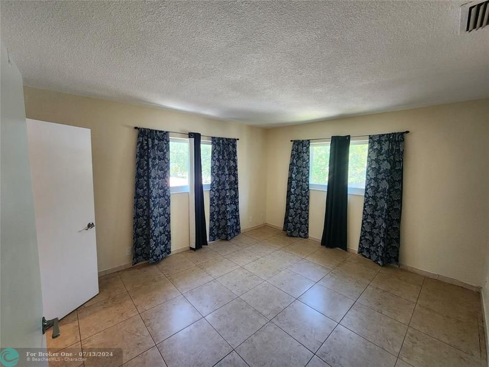 Active With Contract: $1,800 (1 beds, 1 baths, 750 Square Feet)