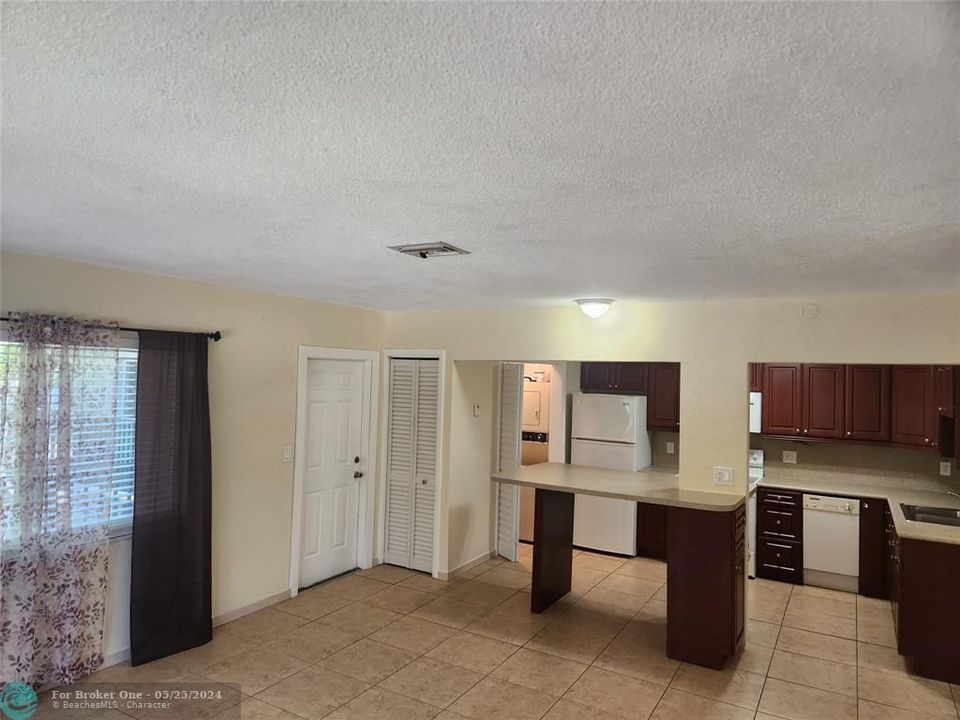 Active With Contract: $1,800 (1 beds, 1 baths, 750 Square Feet)