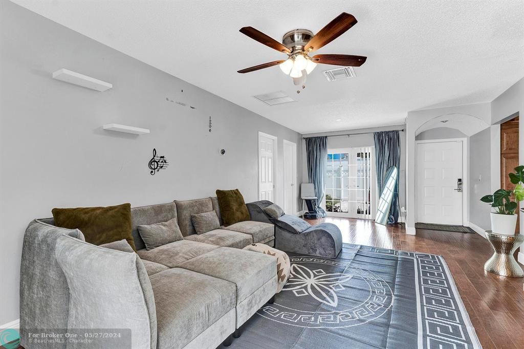 For Sale: $325,000 (2 beds, 2 baths, 1169 Square Feet)