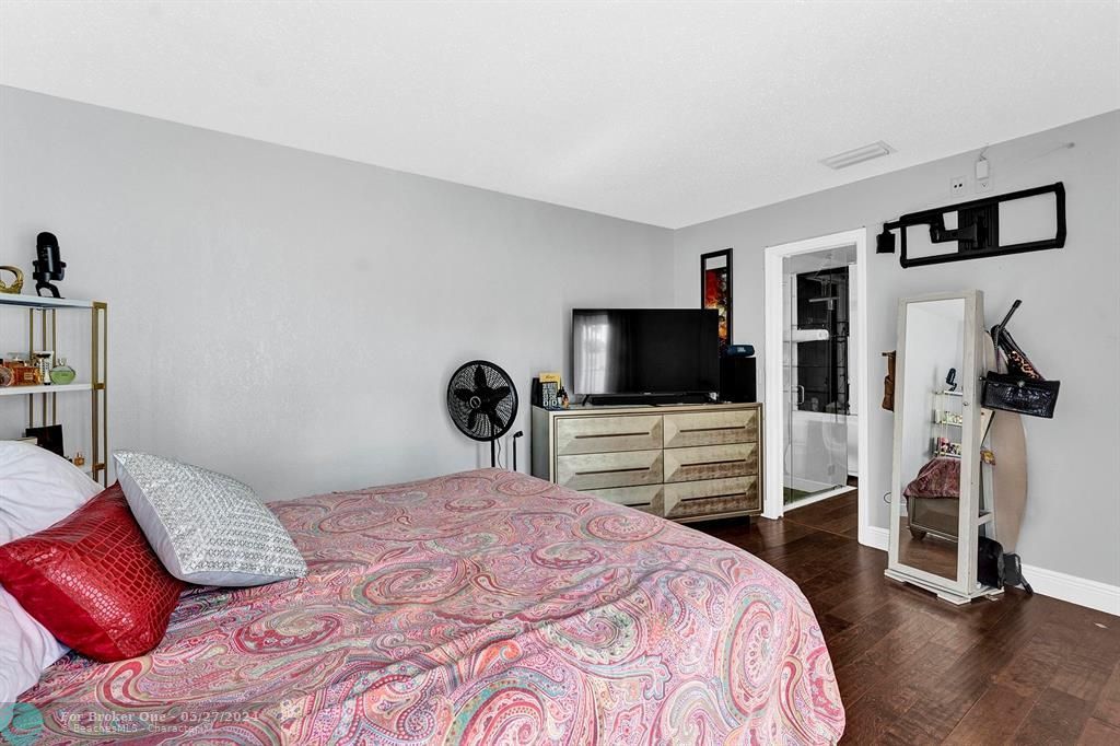 For Sale: $325,000 (2 beds, 2 baths, 1169 Square Feet)