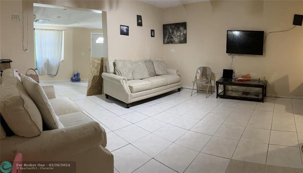 For Sale: $370,000 (3 beds, 1 baths, 1317 Square Feet)