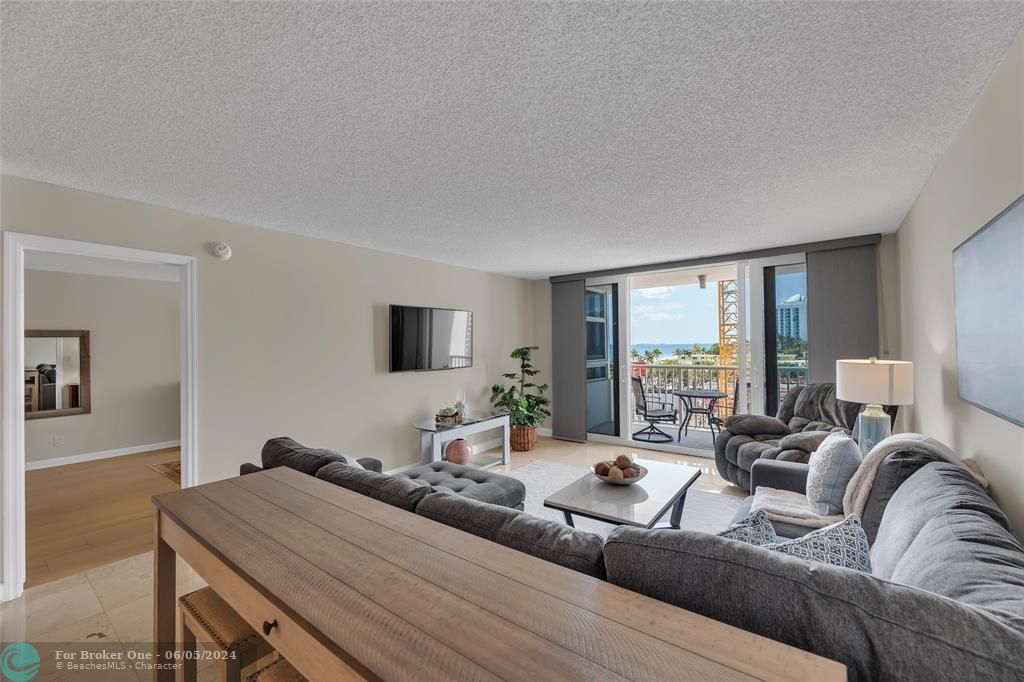 Active With Contract: $4,400 (2 beds, 2 baths, 1499 Square Feet)