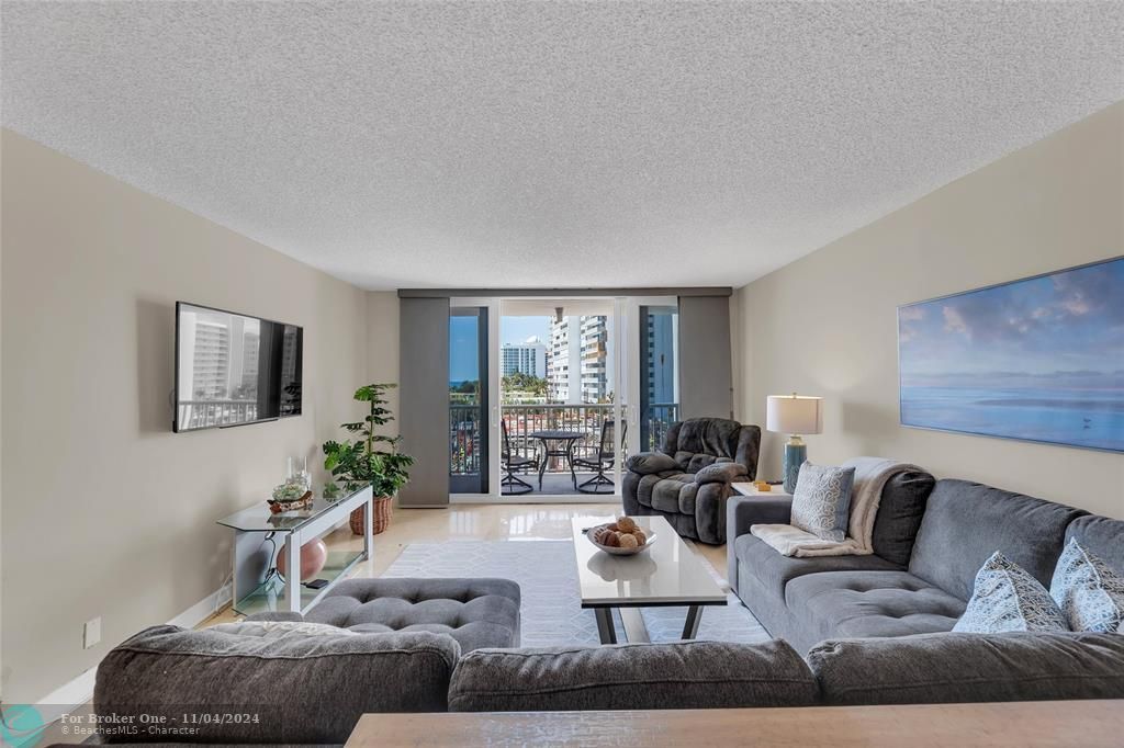 Active With Contract: $4,400 (2 beds, 2 baths, 1499 Square Feet)