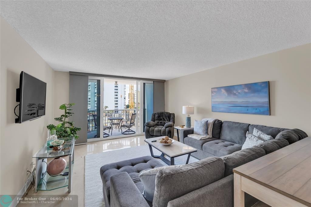 Active With Contract: $4,400 (2 beds, 2 baths, 1499 Square Feet)