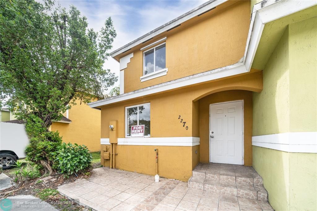 Active With Contract: $2,900 (3 beds, 2 baths, 1253 Square Feet)