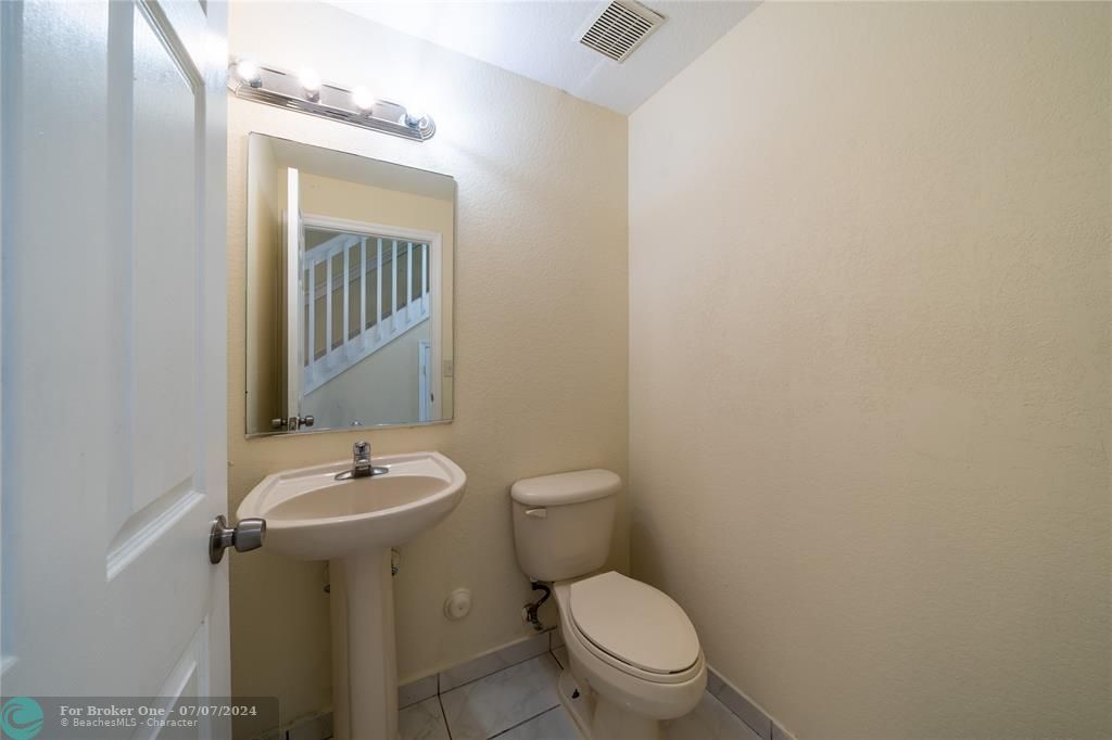 合同活跃: $2,900 (3 贝兹, 2 浴室, 1253 平方英尺)
