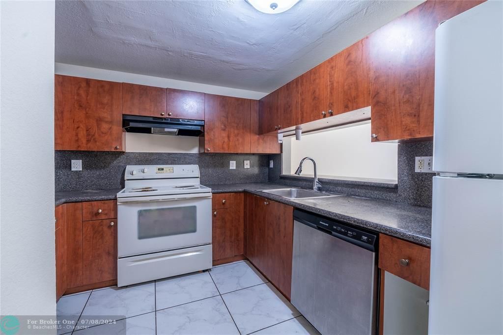 Active With Contract: $2,900 (3 beds, 2 baths, 1253 Square Feet)