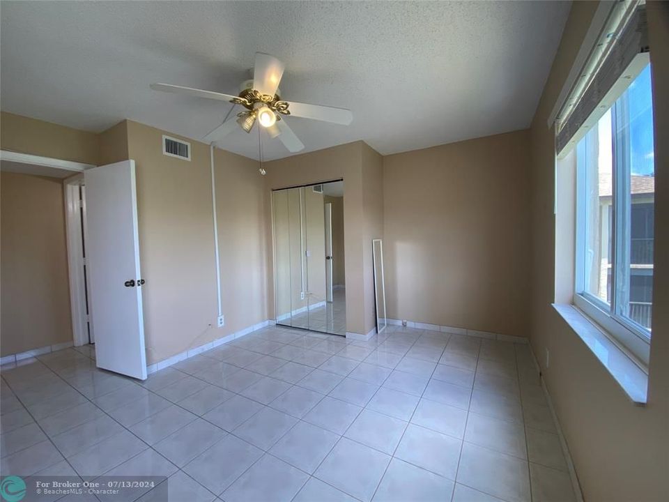 For Sale: $230,000 (2 beds, 2 baths, 941 Square Feet)