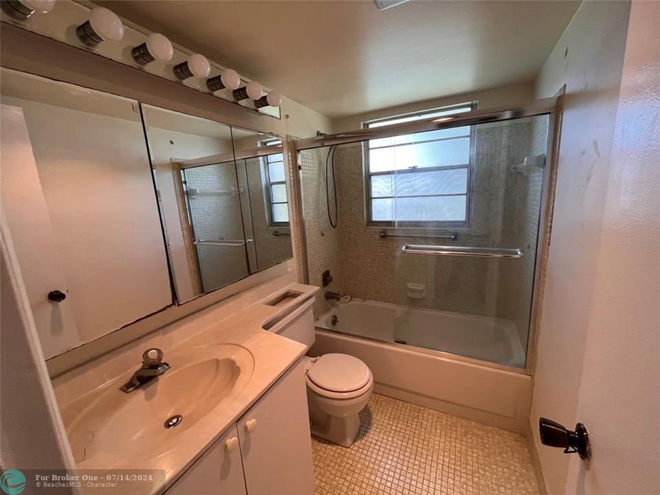 For Sale: $190,000 (2 beds, 1 baths, 828 Square Feet)