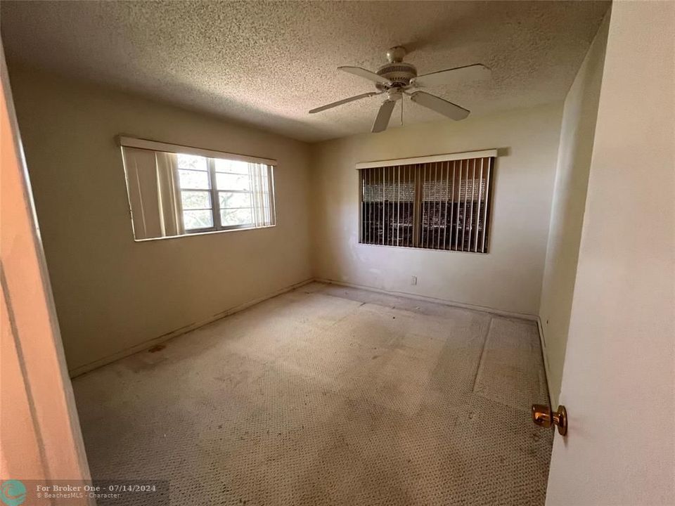 For Sale: $190,000 (2 beds, 1 baths, 828 Square Feet)