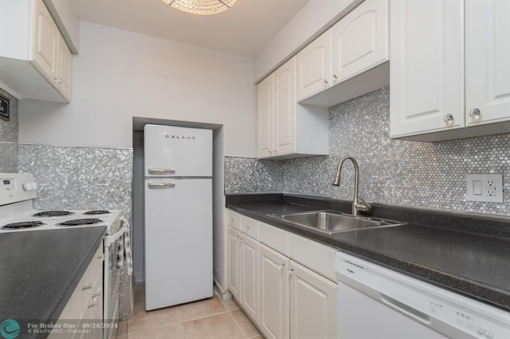 Active With Contract: $309,900 (1 beds, 1 baths, 560 Square Feet)