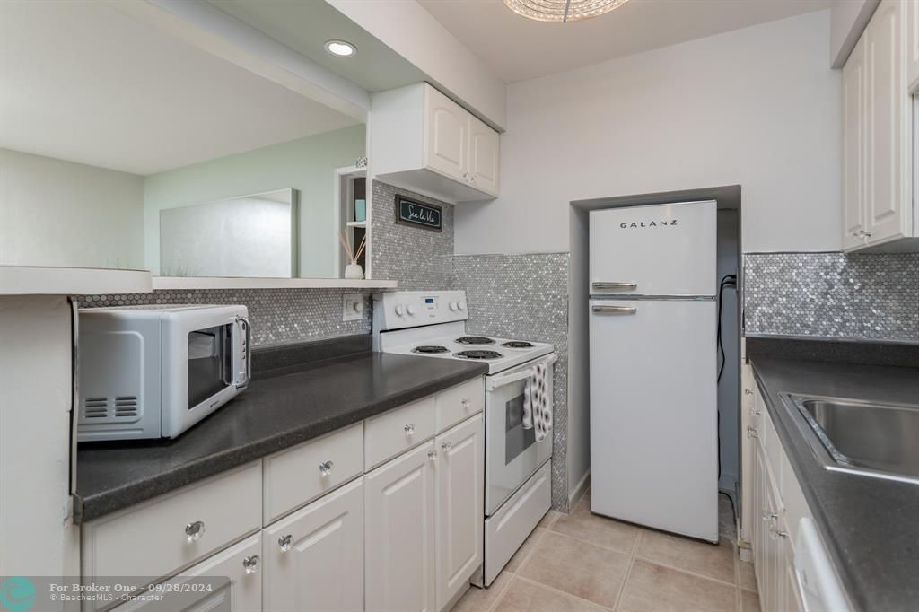 Active With Contract: $309,900 (1 beds, 1 baths, 560 Square Feet)