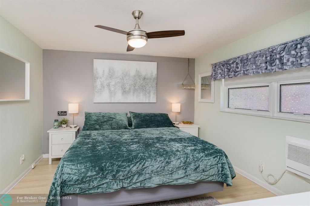 Active With Contract: $309,900 (1 beds, 1 baths, 560 Square Feet)