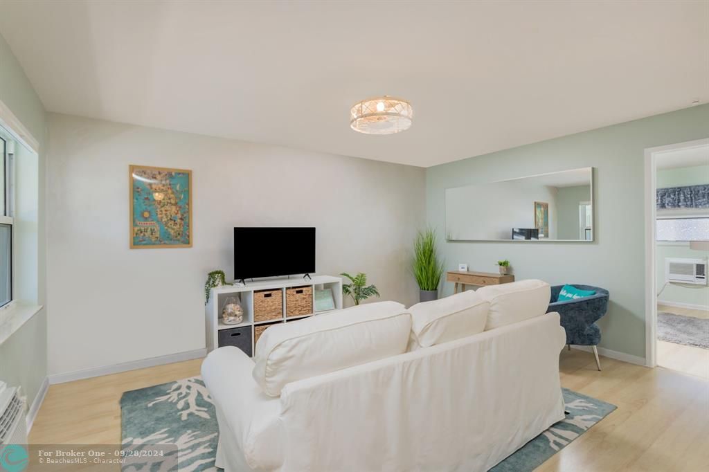 Active With Contract: $309,900 (1 beds, 1 baths, 560 Square Feet)