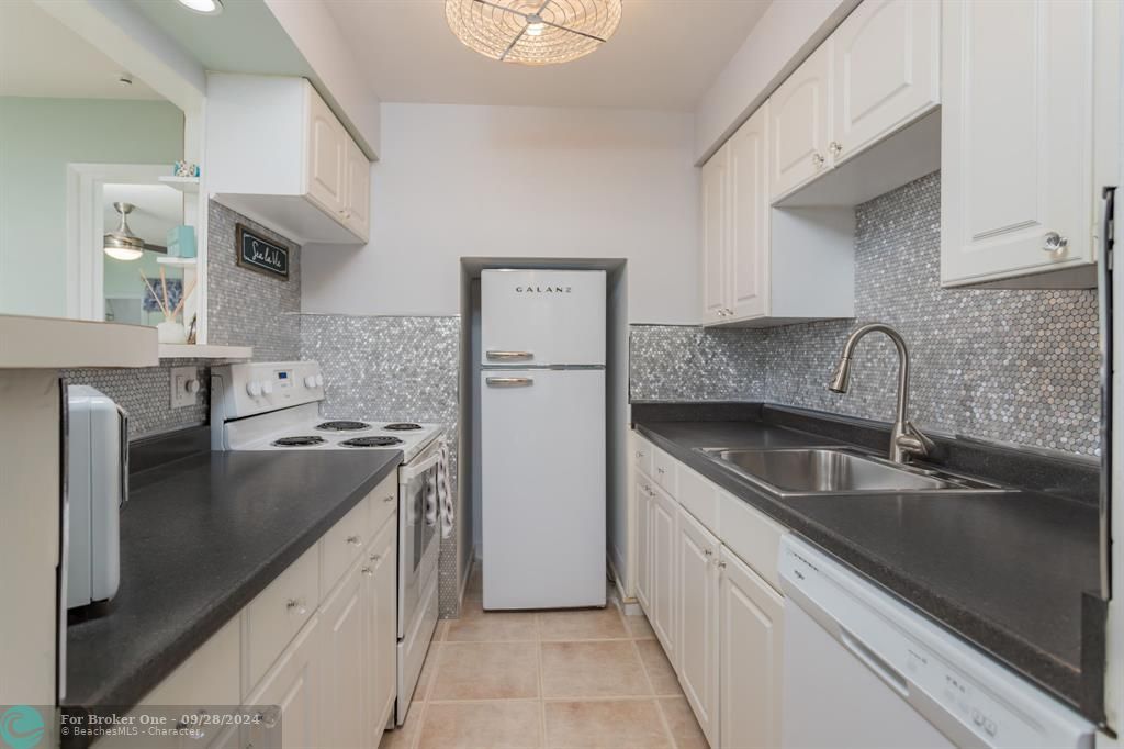 Active With Contract: $309,900 (1 beds, 1 baths, 560 Square Feet)