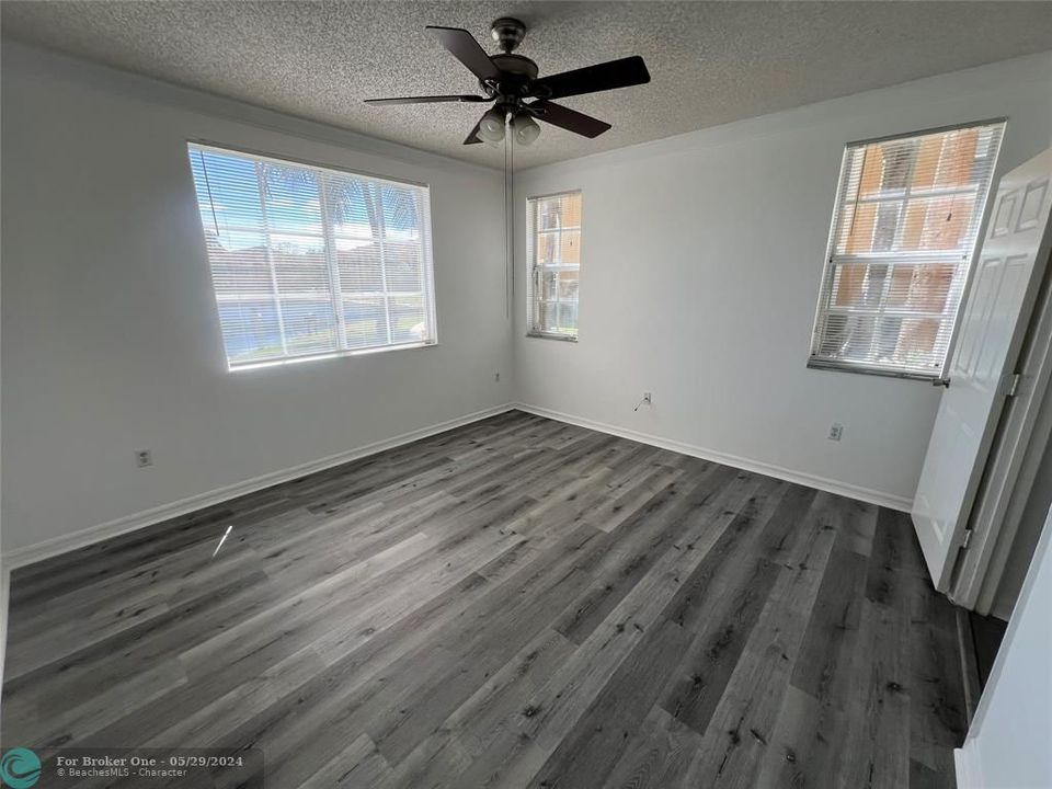 For Sale: $250,000 (1 beds, 1 baths, 726 Square Feet)