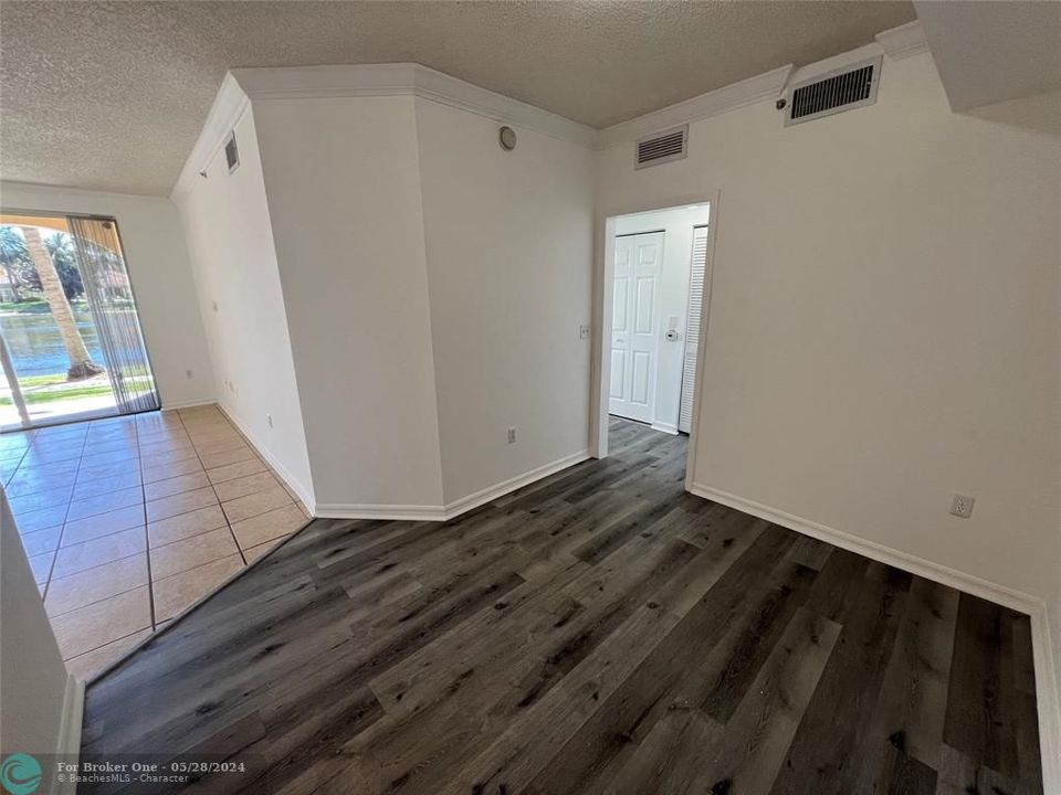 For Sale: $250,000 (1 beds, 1 baths, 726 Square Feet)