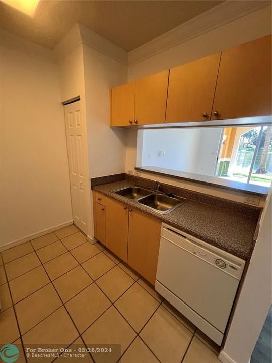 For Sale: $255,000 (1 beds, 1 baths, 726 Square Feet)