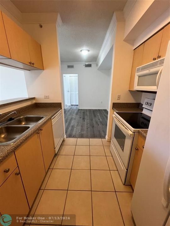For Sale: $255,000 (1 beds, 1 baths, 726 Square Feet)
