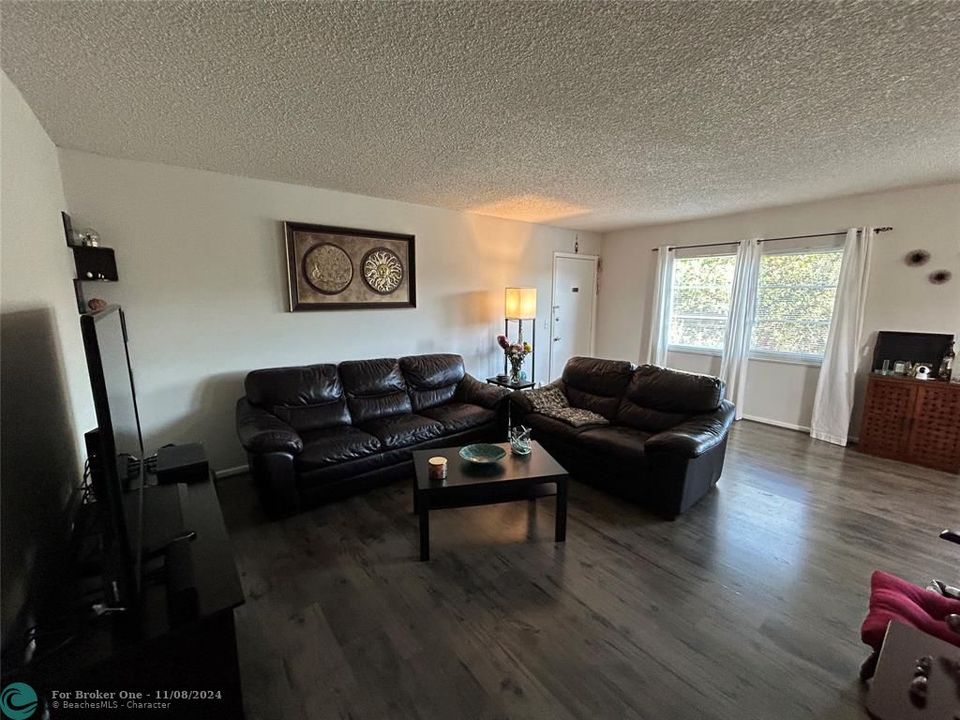 For Sale: $199,000 (2 beds, 2 baths, 1166 Square Feet)