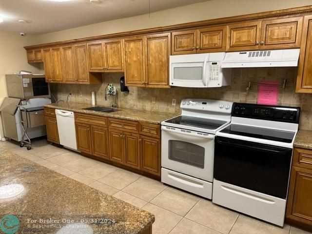 For Sale: $159,900 (2 beds, 2 baths, 990 Square Feet)