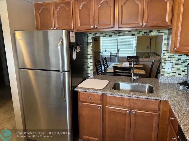 For Sale: $159,900 (2 beds, 2 baths, 990 Square Feet)